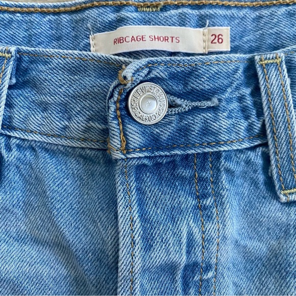Levi’s Women’s Ribcage Denim Shorts Buttonfly Super High Rise Size 26 Distressed - Picture 13 of 13